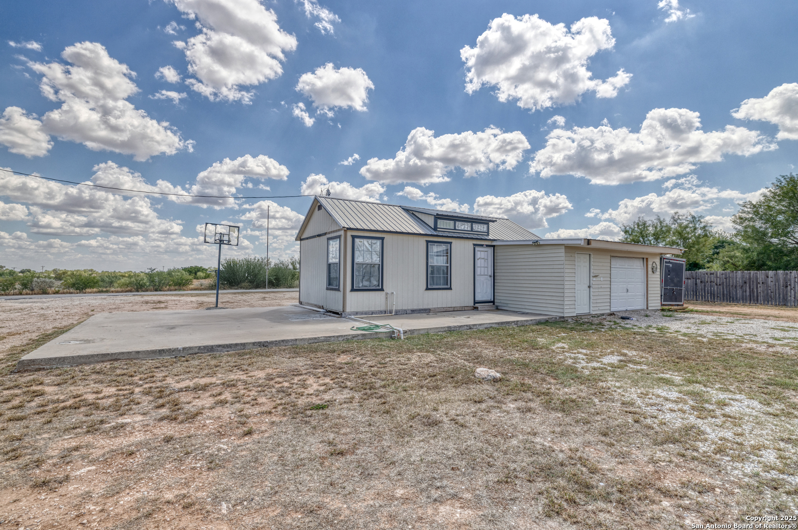Residential in Carrizo Springs 3