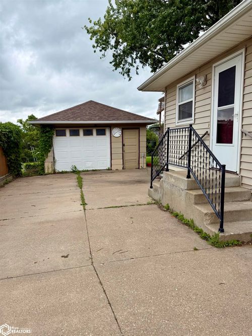 1982 Chester Ave, Ottumwa, IA, 52501-3712 | Card Image