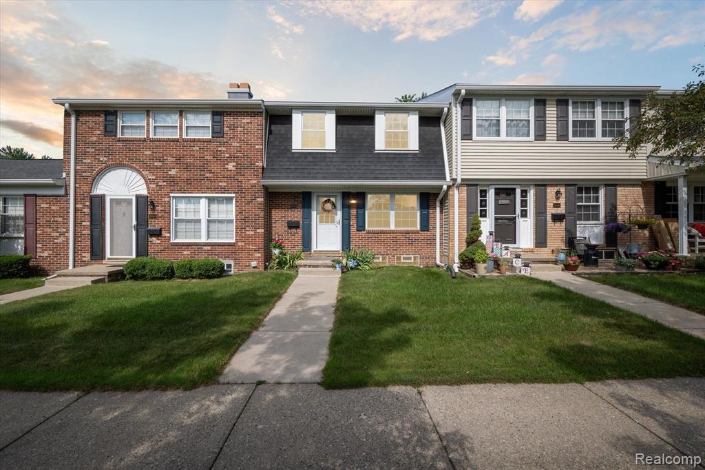 Silver Spring Dr, Northville, MI 48167