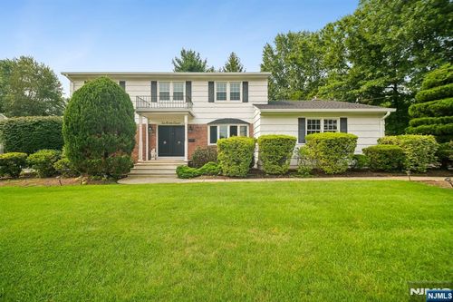 6 Aster Ct, Paramus, NJ, 07652-1715 | Card Image