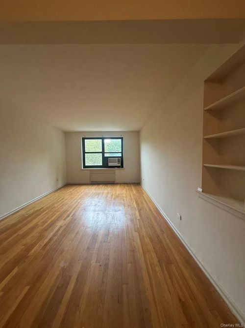 4g-21110 73rd Ave, Oakland Gardens, NY, 11364-2840 | Card Image