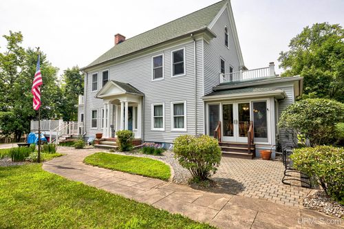 817 W Brown Street, Iron Mountain, MI, 49801 | Card Image