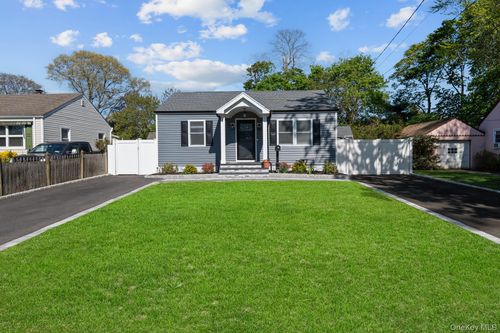 9 Brook Pl, East Islip, NY, 11730-1001 | Card Image