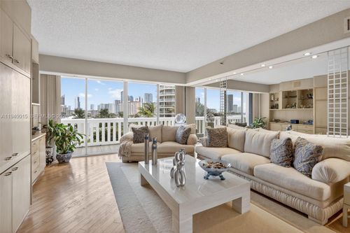 502-3000 Island Blvd, Aventura, FL, 33160-4928 | Card Image