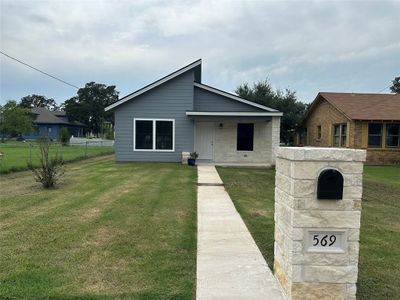 569 N Chambers Street, House other with 2 bedrooms, 2 bathrooms and null parking in Giddings TX | Image 1