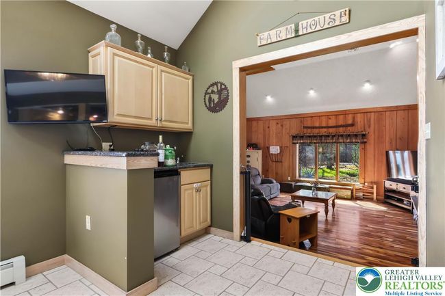 Complete with a Wet Bar! | Image 27