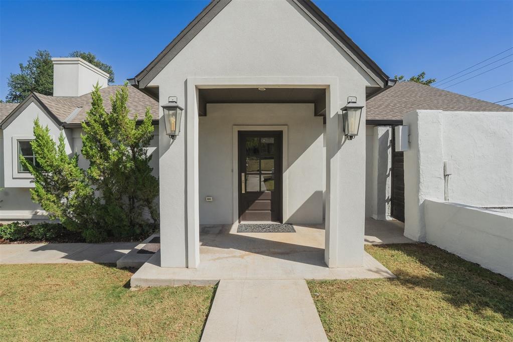 Briarwood Ln, Nichols Hills, OK 73116