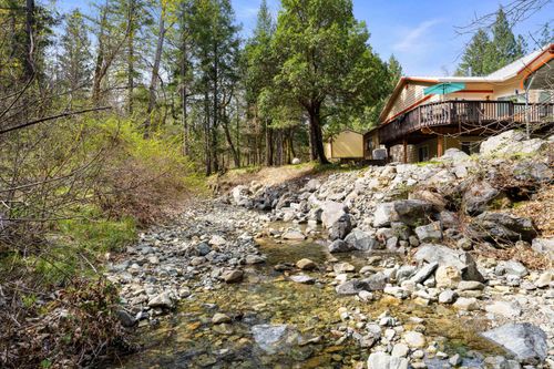 8081 W Evans Creek Rd, Rogue River, OR, 97537-9752 | Card Image