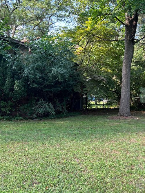 1960 Glen Iris Dr, Commerce Township, MI, 48382-2105 | Card Image