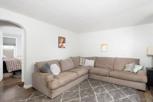 8116 Lindbergh Ave, Niagara Falls, NY, 14304-2312 | Card Image