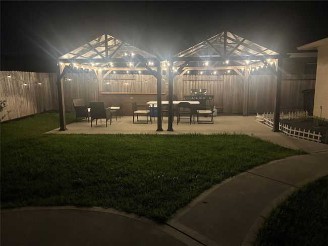 Great size patio for entertaining. | Image 29