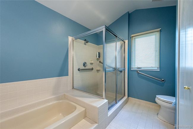 Separate tub and shower | Image 21