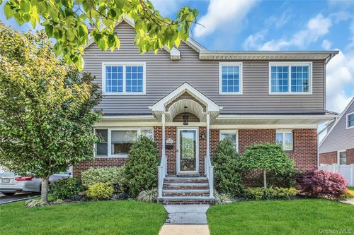 233 Collins Ave, Williston Park, NY, 11596-1023 | Card Image