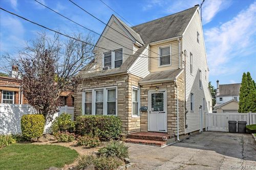 90 Jackson Rd, Valley Stream, NY, 11581-2126 | Card Image