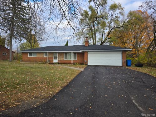 1250 Welch Rd, Commerce Twp, MI, 48390-2867 | Card Image