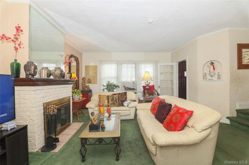 2555 Westervelt Ave, Bronx, NY, 10469-6121 | Card Image