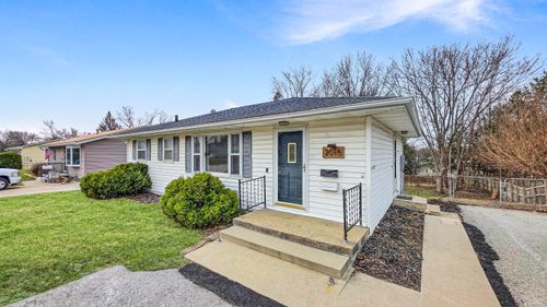 2015 Waterloo Road, Cedar Falls, IA, 50613 | Card Image