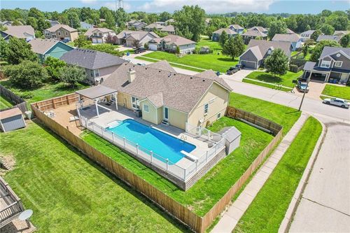 1322 S Greenwood Dr, Tonganoxie, KS, 66086-5518 | Card Image