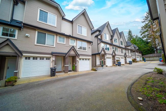 32 - 15355 26 Avenue, Townhouse with 3 bedrooms, 2 bathrooms and 2 parking in Surrey BC | Image 2