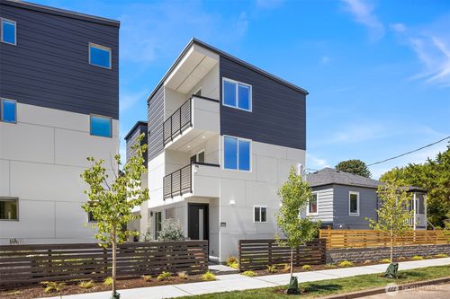 6905 46th Ave S, Seattle, WA, 98118-3615 | Card Image