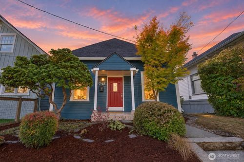 743 N N 74th St, Seattle, WA, 98103-5105 | Card Image