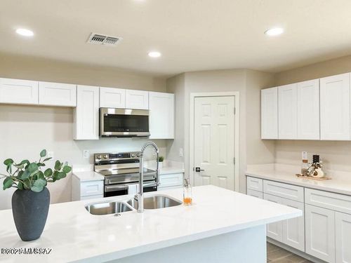 15438 S Overfield Rd, Arizona City, AZ, 85123-6637 | Card Image