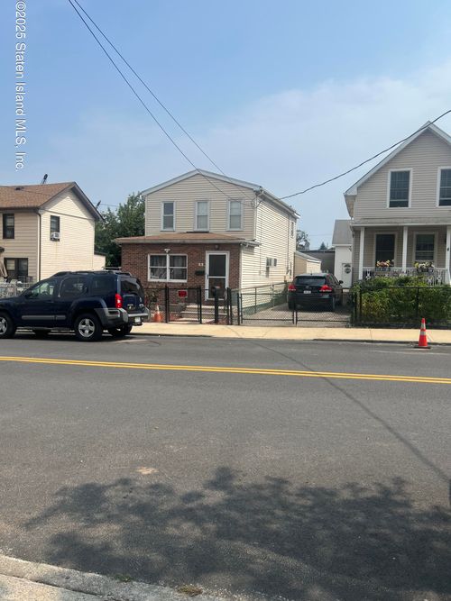 23 Union Ave, Staten Island, NY, 10303-2424 | Card Image
