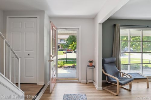 8409 Sandpiper St, Canton, MI, 48187-1713 | Card Image