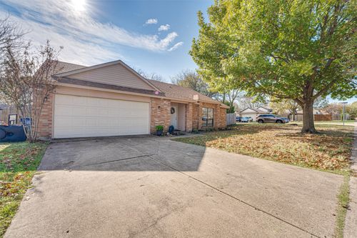 210 Wilshire Dr, Glenn Heights, TX, 75154-2042 | Card Image