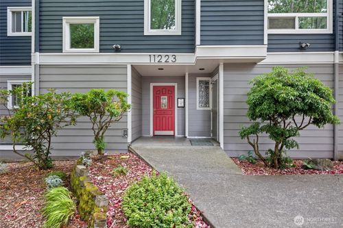 301-11223 Corliss Ave N, Seattle, WA, 98133-8559 | Card Image