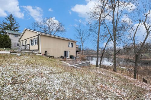 12237 Dalhart Dr, Fenton, MI, 48430-8821 | Card Image