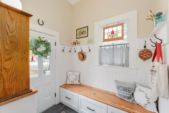 Darling Side Entry to Mudroom | Image 28