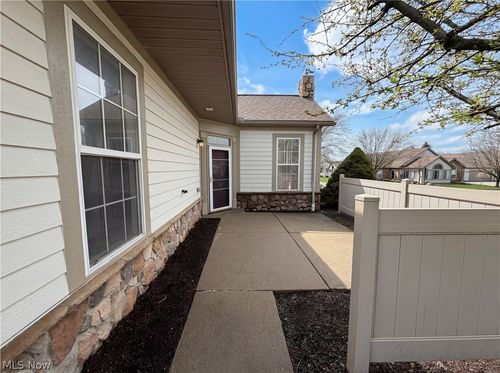 554 Crossings Cir, Tallmadge, OH, 44278-1242 | Card Image