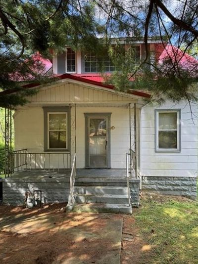 1105 W Penn St, House other with 3 bedrooms, 1 bathrooms and 2 parking in City Of But Nw PA | Image 2