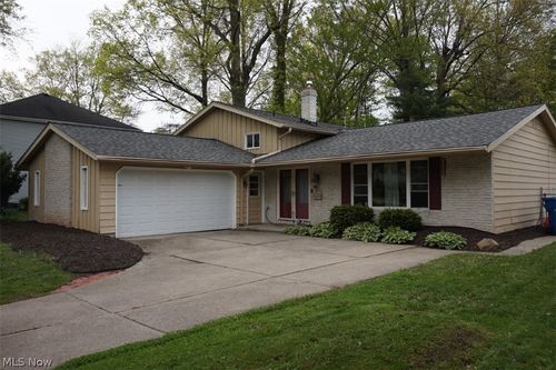 28096 Edgepark Dr, North Olmsted, OH, 44070-1746 | Card Image