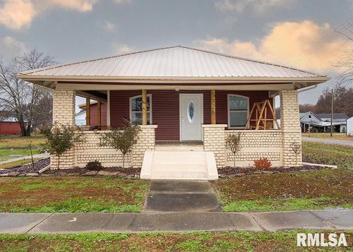 326 N Main St, Xenia, IL, 62899-1307 | Card Image