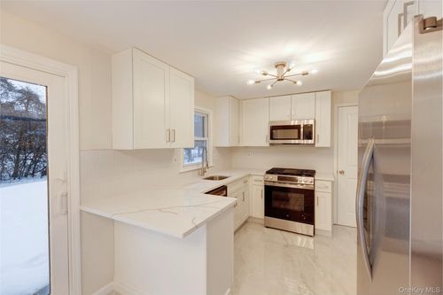 16 Stirrup Dr, Newburgh, NY, 12550-3857 | Card Image