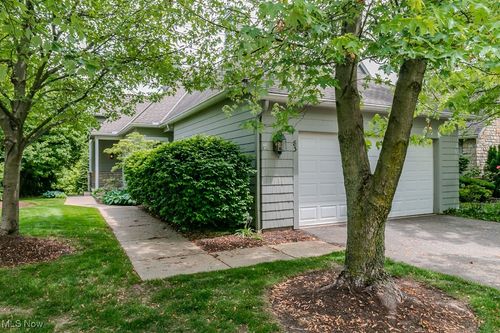 83 Haskell Dr, Bratenahl, OH, 44108-1177 | Card Image