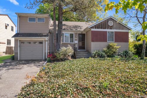 36 Barrington St, Westbury, NY, 11590-4629 | Card Image
