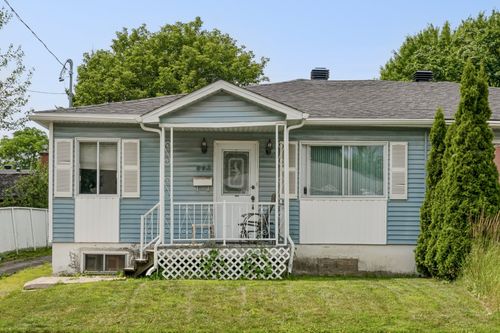 613 Rue Martel, House with 3 bedrooms, 2 bathrooms and null parking in Longueuil QC | Card Image