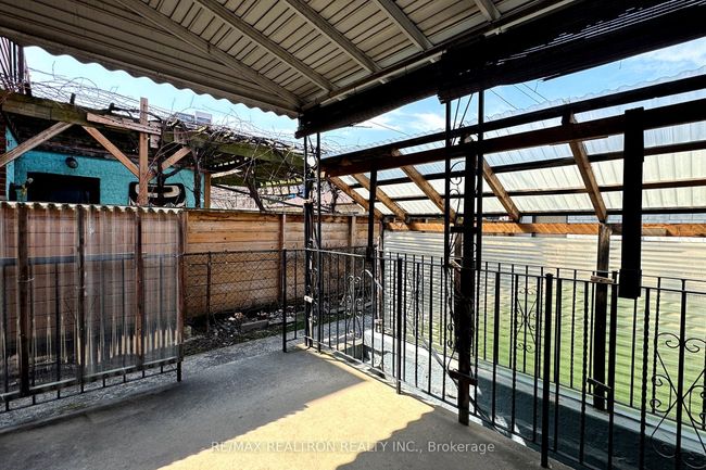 140 Lisgar St, House attached with 3 bedrooms, 2 bathrooms and null parking in Toronto ON | Image 24
