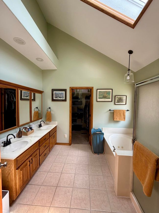 Primary Bathrooma | Image 26