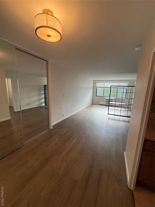 apt-8r-220 46th Ave, Bayside, NY, 11361-3627 | Card Image