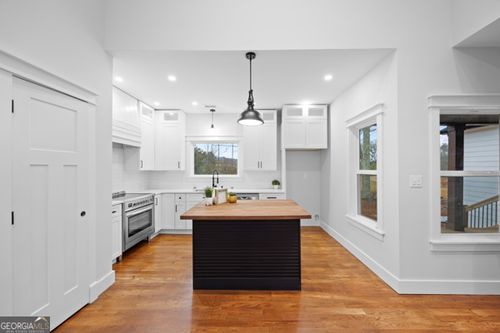 352 Welcome To Arnco Rd, Newnan, GA, 30263-5437 | Card Image
