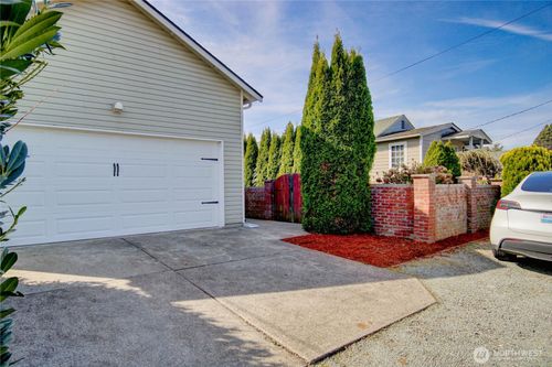 1320 E Fairhaven Ave, Burlington, WA, 98233-2012 | Card Image