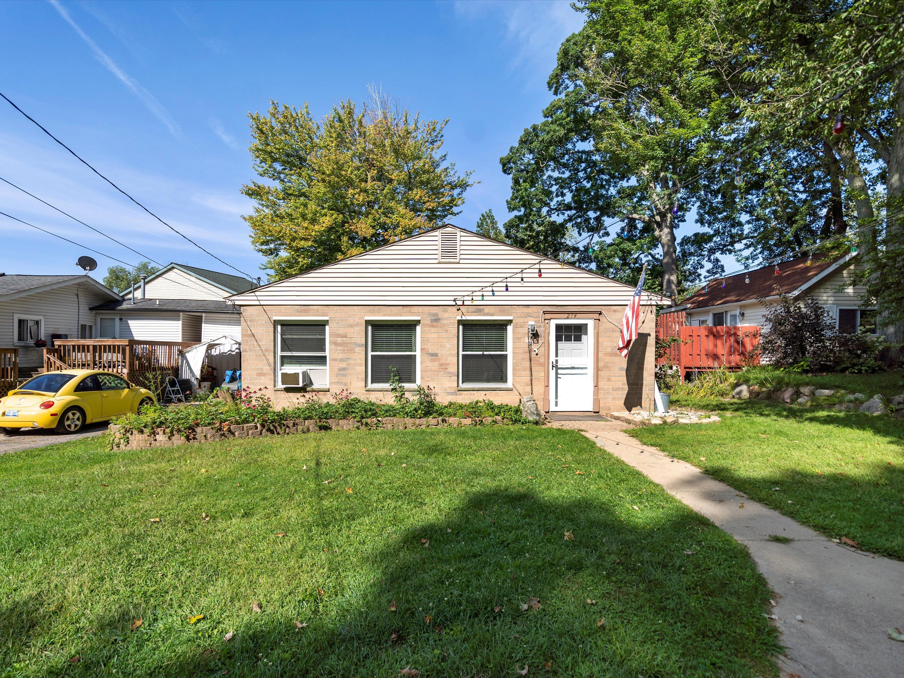 Pine Dr, Oakland, MI 48363