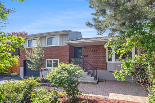 1042 Harkness Ave, Ottawa, ON, K1V6P2 | Card Image