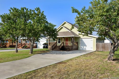 1403 S Young St, Rockport, TX, 78382-3940 | Card Image