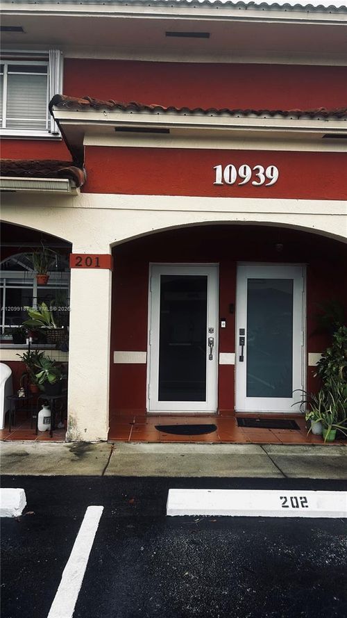 201-10939 W Okeechobee Rd, Hialeah Gardens, FL, 33018-8120 | Card Image