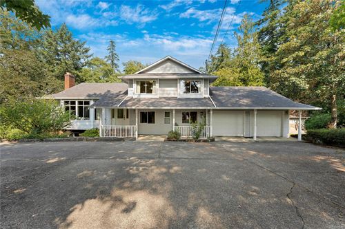 722 Miller Ave, Saanich, BC, V8Z3C8 | Card Image